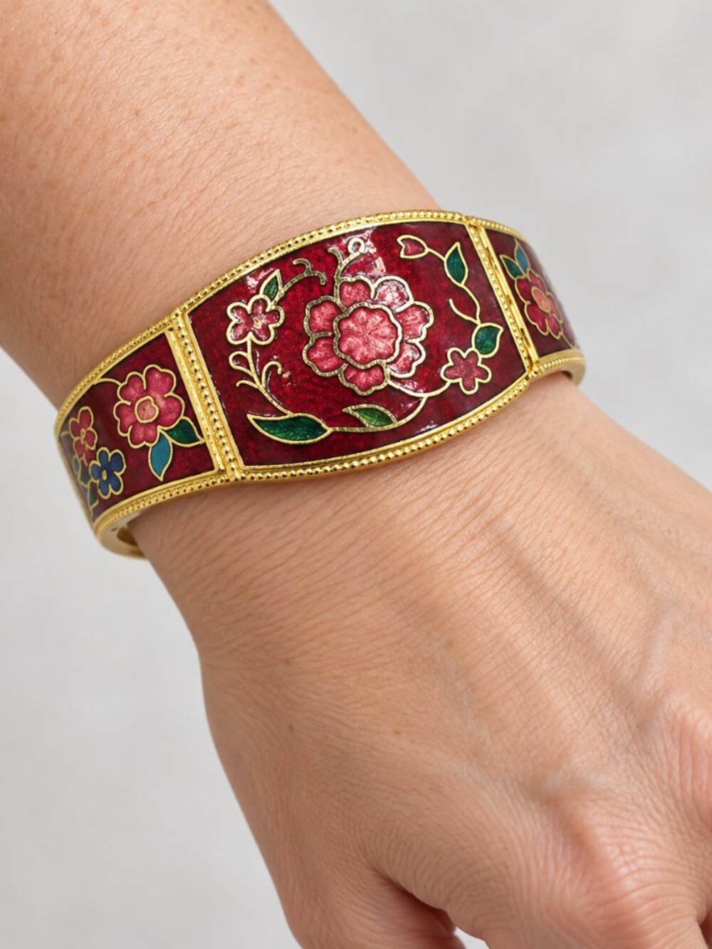 Red Floral Cloisonné Style Enamel Hinged Bangle Bracelet Gold Tone